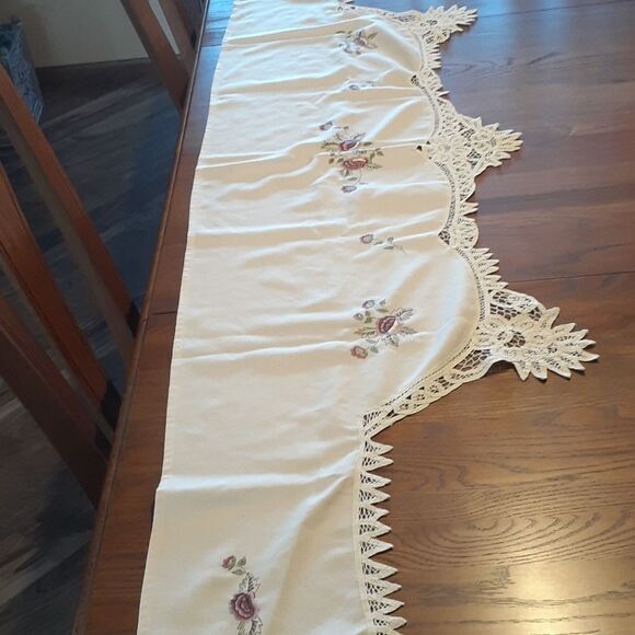 Victorian Embroidery needle point rose mantle cloth with heritage lace edge - Picture 6 of 12